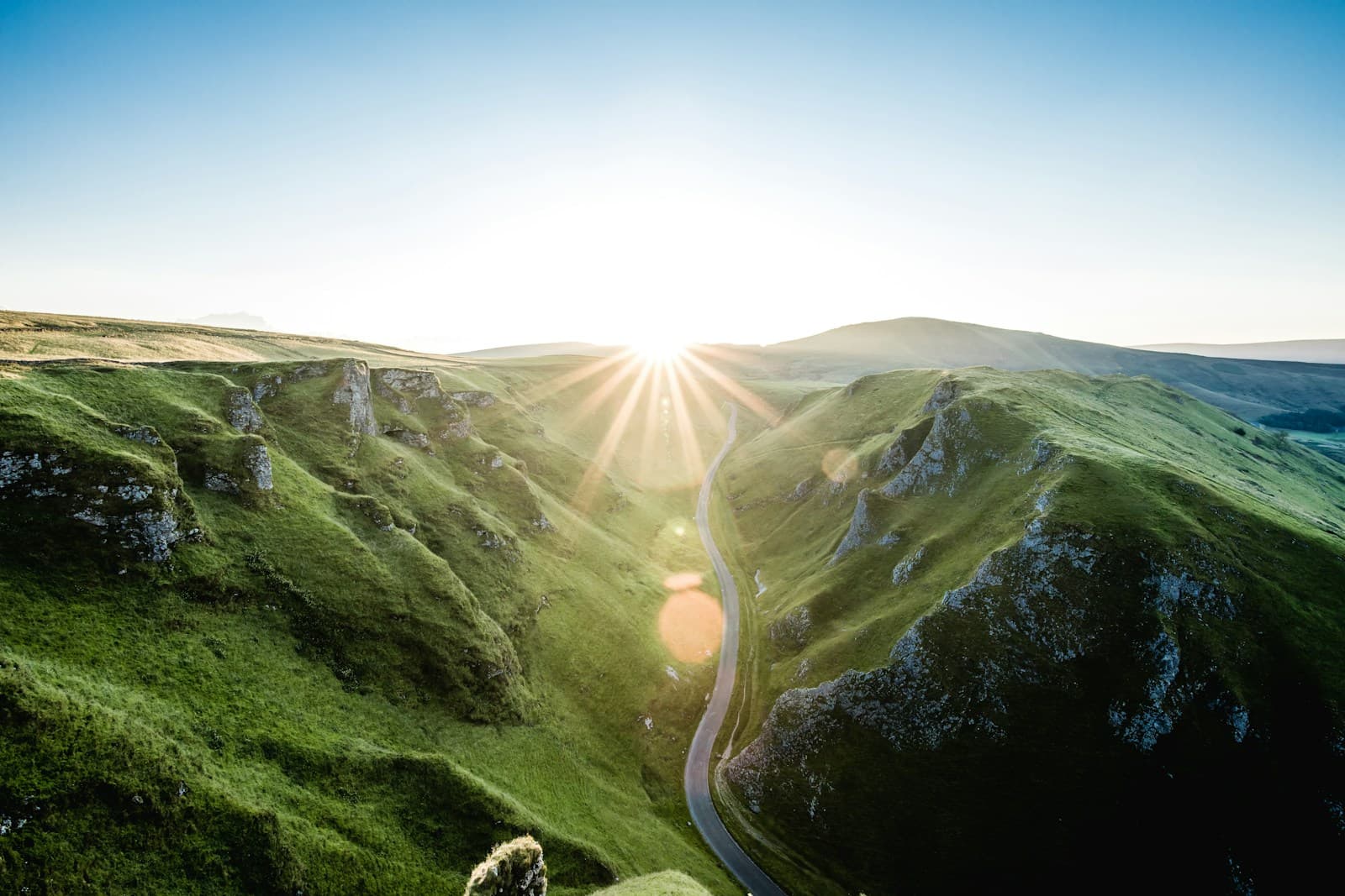 Cineastische Drohnenaufnahme einer Landschaft