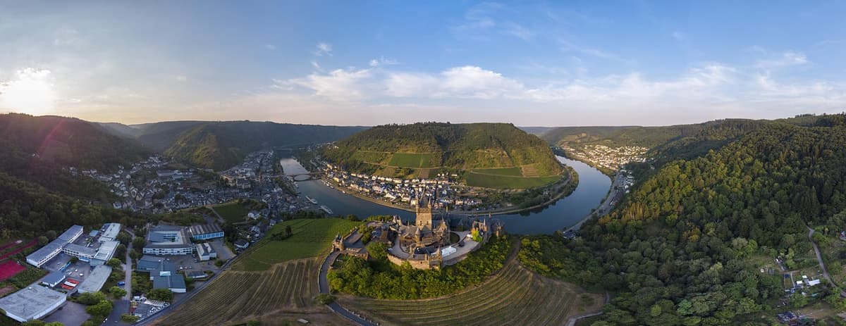 Burg-Panorama über einem Flusstal